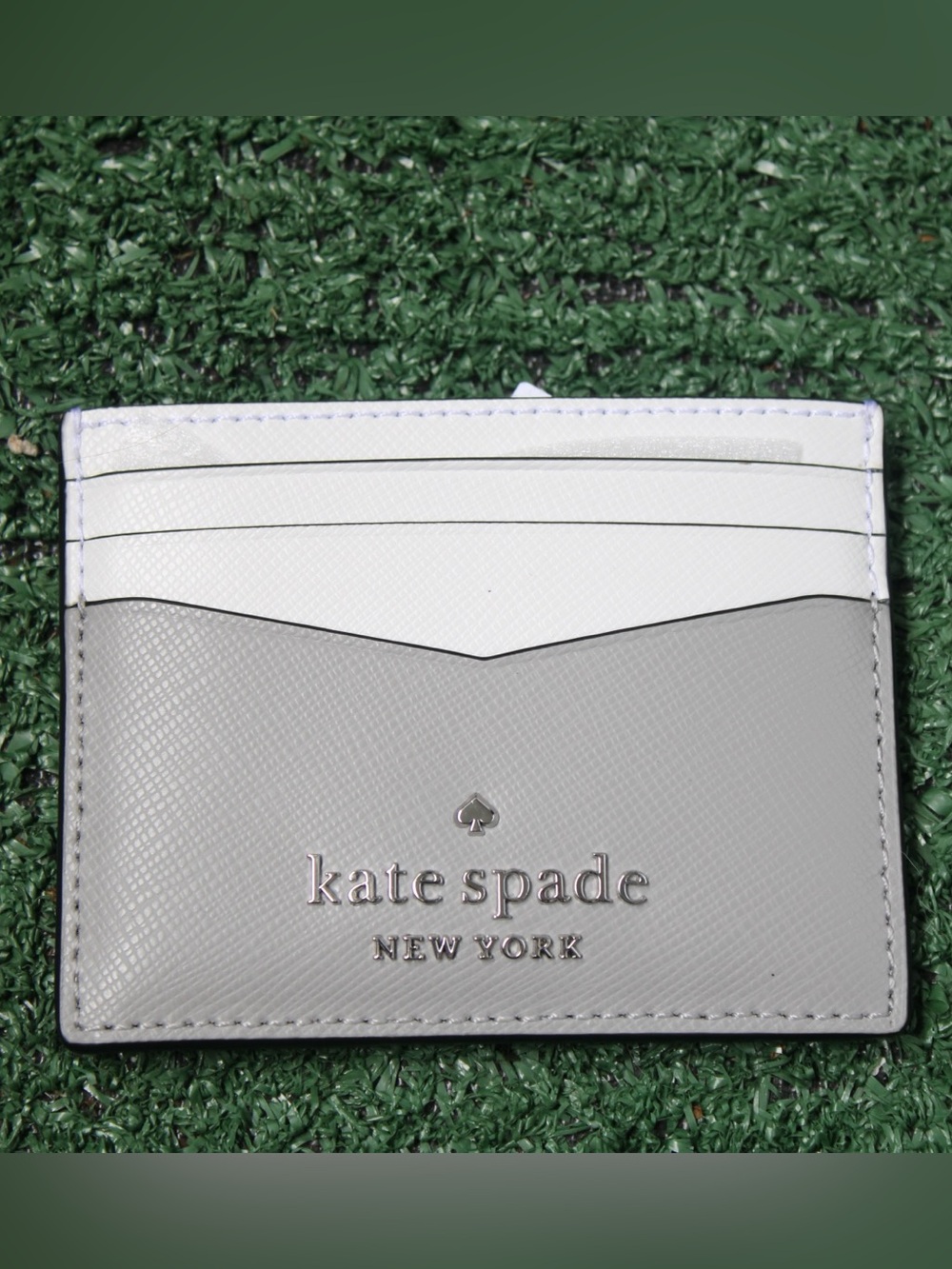 New with tag 
kate spade Two-Tone Cardholder in White and Light Gray